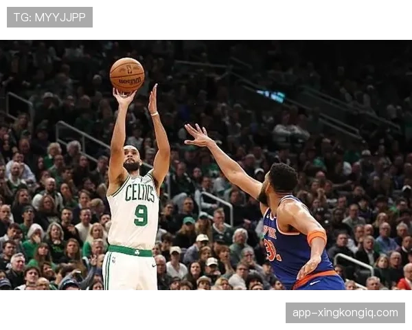 怀特无球跑动制造空位，三分效率领跑绿军后场