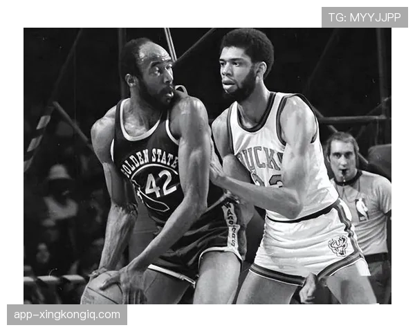 比尔拉塞尔通过防守轮转与篮板效率确立凯尔特人核心地位